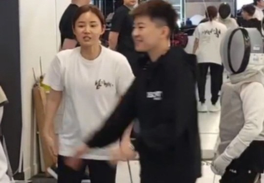 남현희가 운영하는 펜싱아카데미 SNS에 올라와 있는 남현희(왼쪽)와 전청조씨. 인스타그램 캡처.